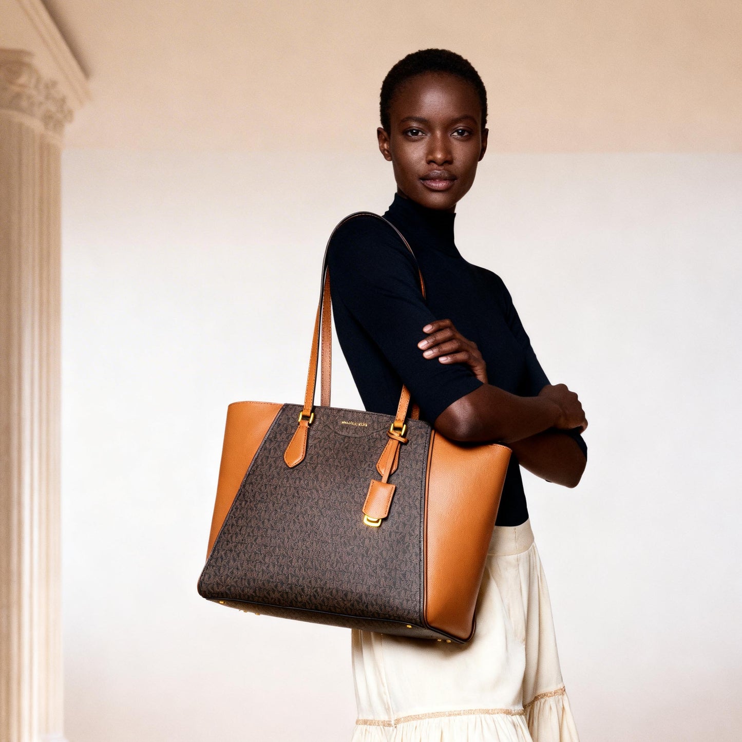 Bolsa Tote Michael Kors Castanha Acorn com Monograma e Alças Estruturadas