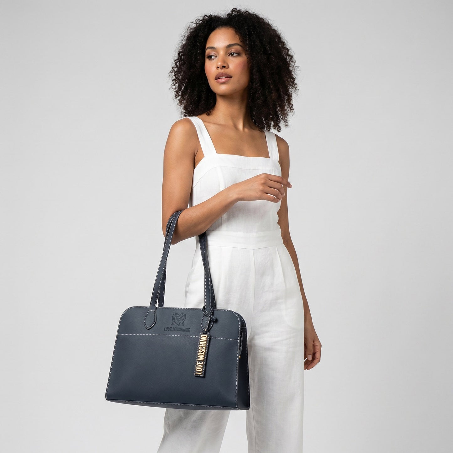 Bolsa de Ombro Love Moschino Azul com Logo Dourado e Alças Longas