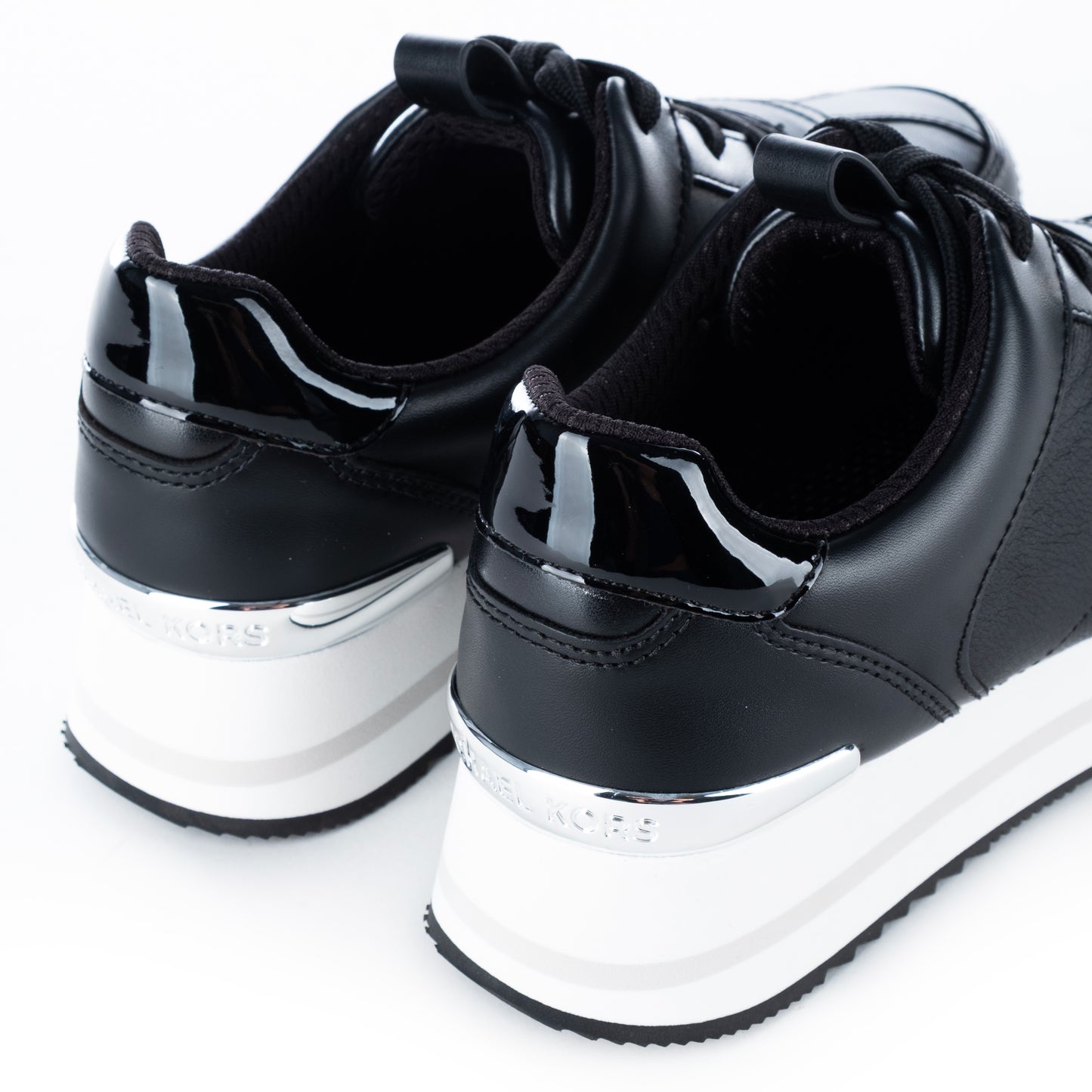 Ténis Mulher Michael Kors Pretos com Design Moderno