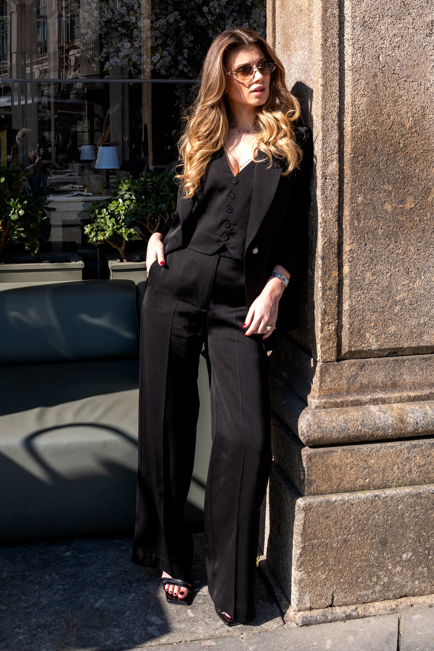 Blazer Mulher ANA SOUSA Preto Clássico Cintado com Lapela e Bolsos