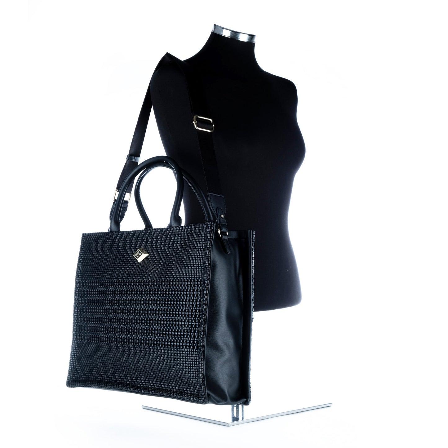 Bolsa Tote Replay Preta com Textura Entrançada e Alça Ajustável
