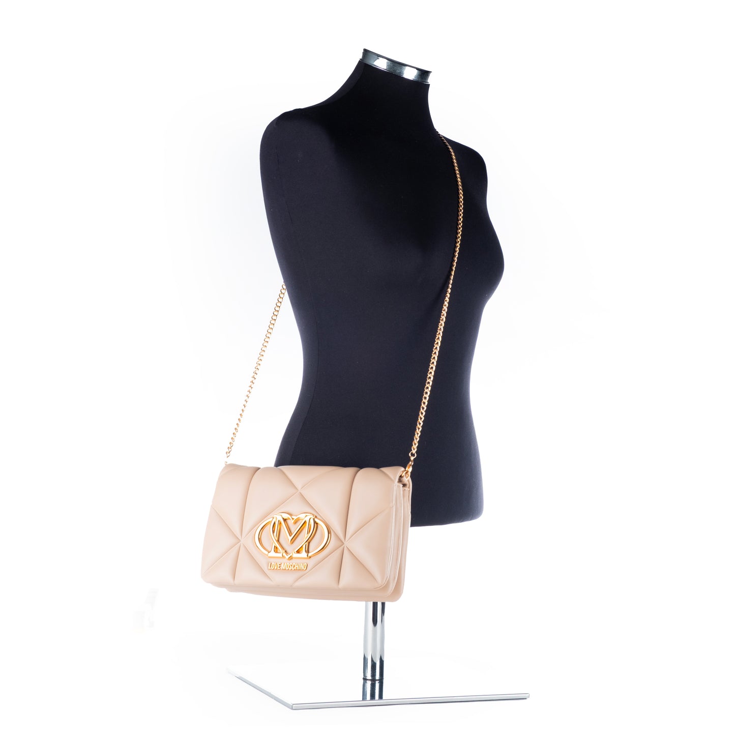 Bolsa Tiracolo Love Moschino Bege Matelassê com Logo Dourado e Alça Corrente Ajustável