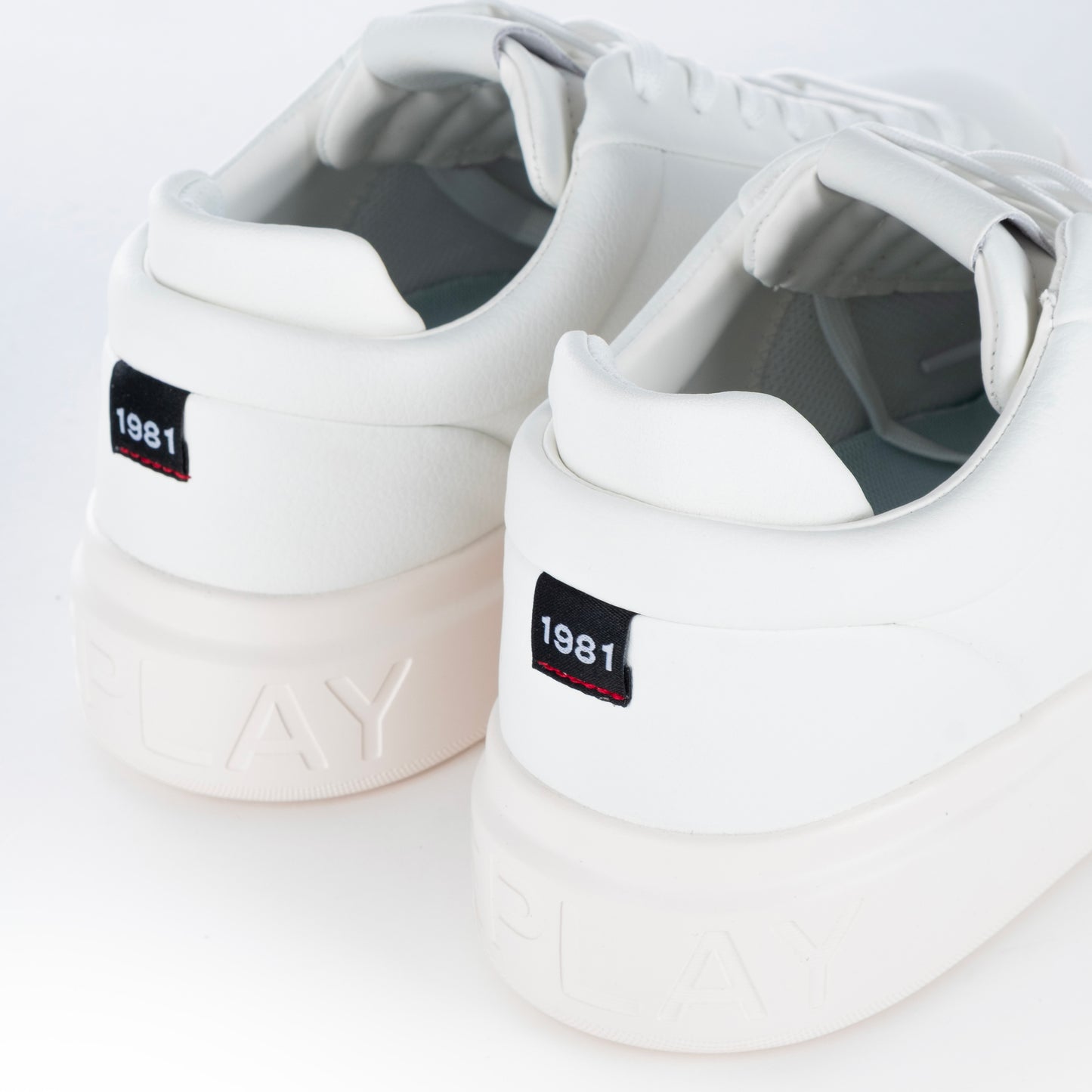 Ténis Homem Replay Branco com Detalhes Elegantes