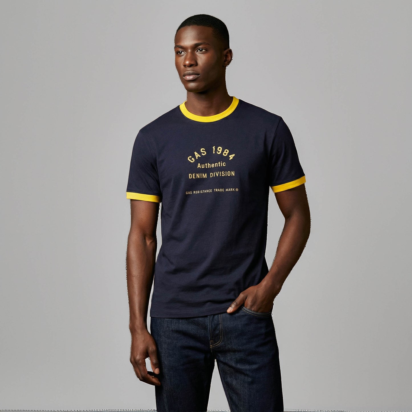 T-shirt Homem GAS Preto com Estampa Frontal e Detalhes Contrastantes Amarelos