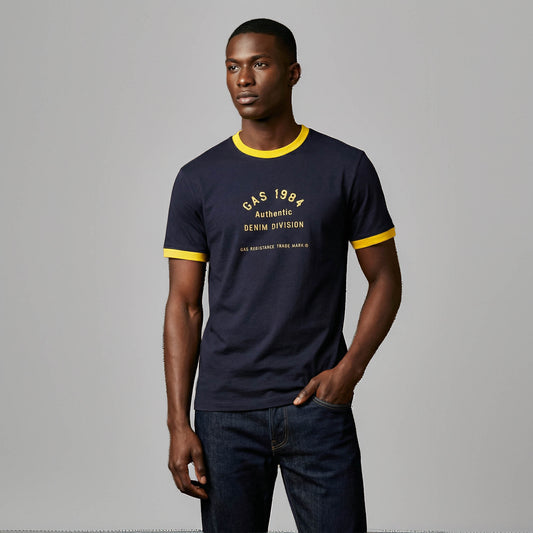 T-shirt Homem GAS Preto com Estampa Frontal e Detalhes Contrastantes Amarelos