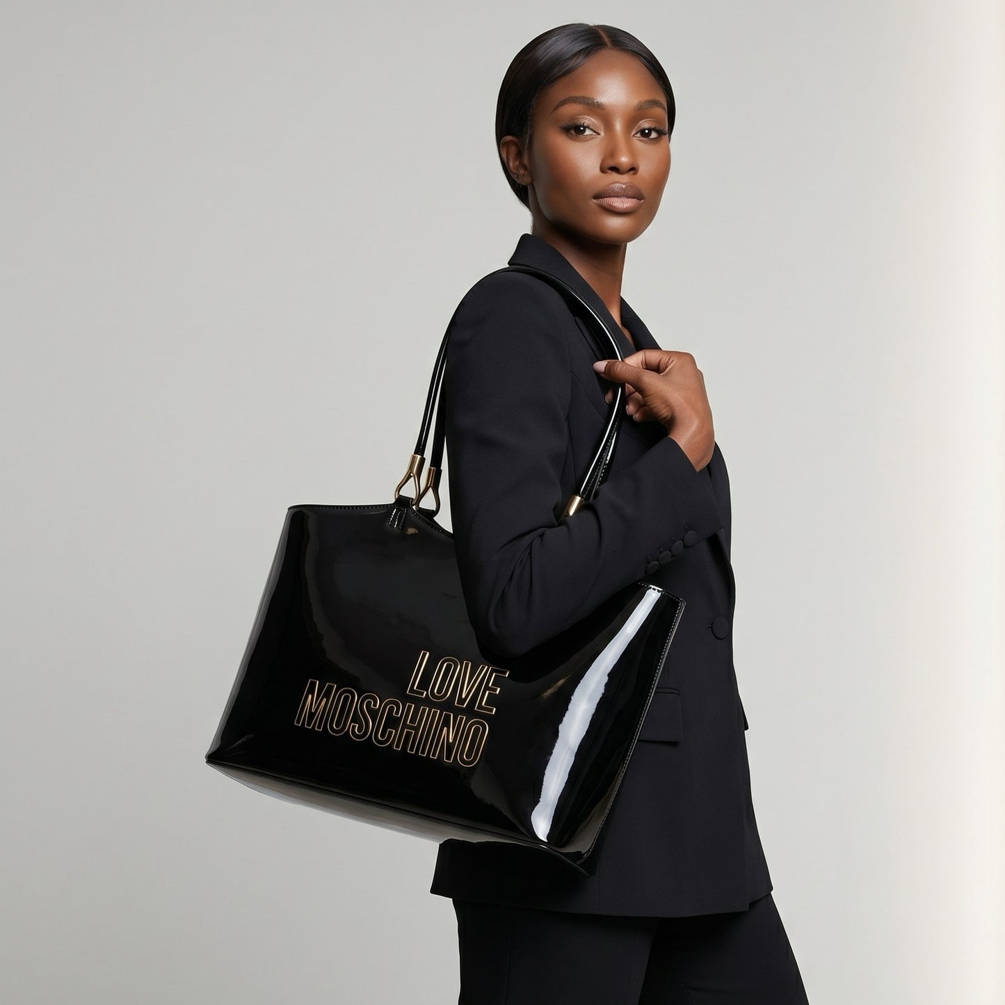 Bolsa Tote Love Moschino Preta com Logo Dourado e Alça de Ombro