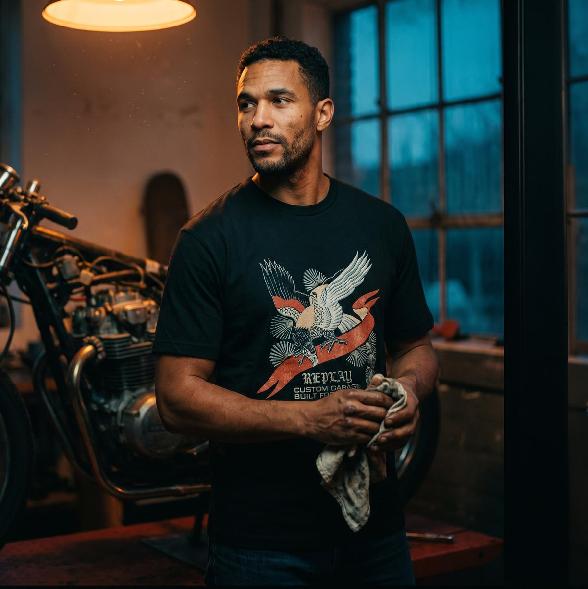 T-Shirt Homem Replay Preta com Grafismo de Águia