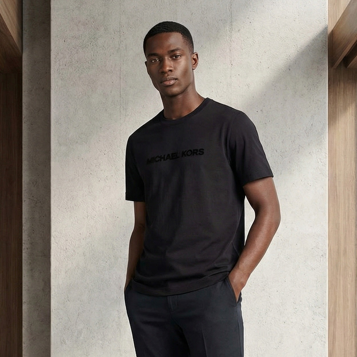 T-shirt Homem Michael Kors Preto Minimalista com Logo Frontal