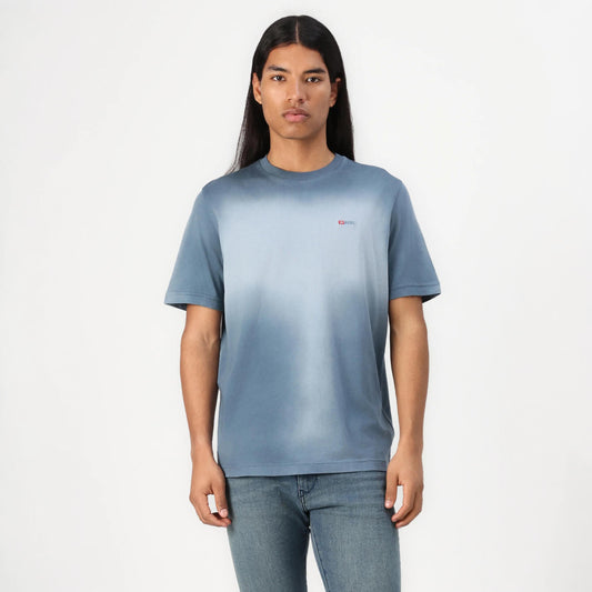 T-Shirt Homem Diesel Azul Claro Degradé com Logo Discreto no Peito