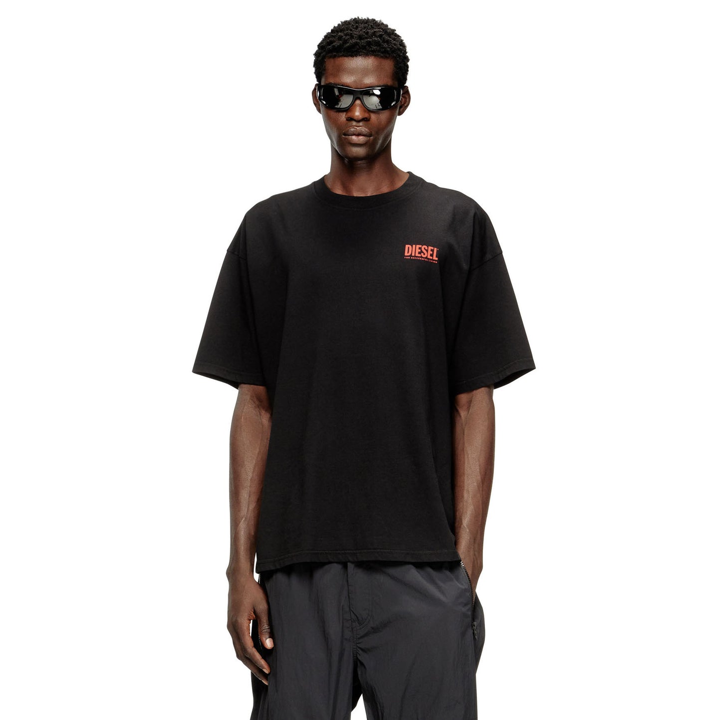 T-Shirt Homem Diesel Preta Minimalista com Logo Vermelho no Peito
