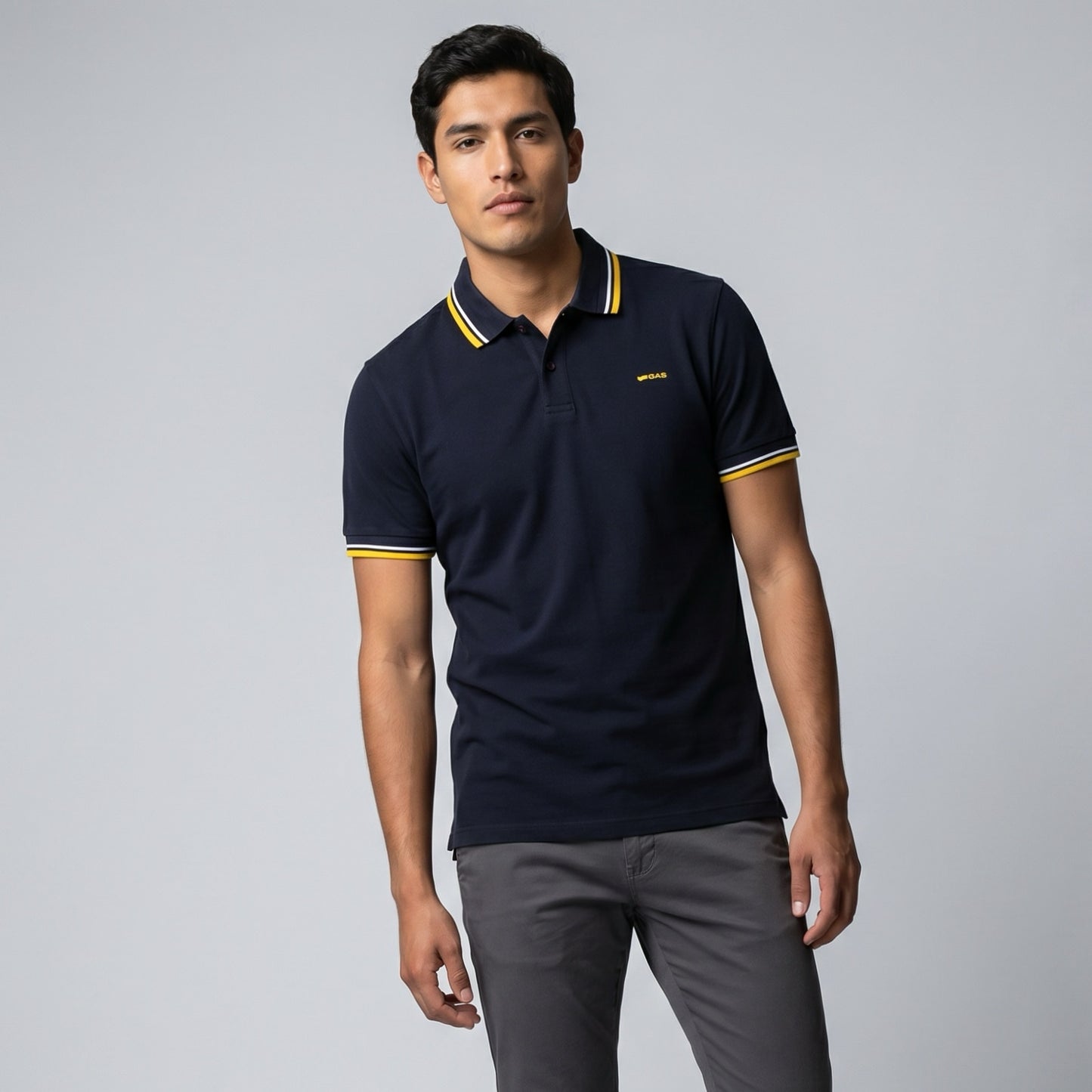 Polo Homem GAS Azul Marinho com Detalhes Contrastantes Amarelos na Gola e Mangas