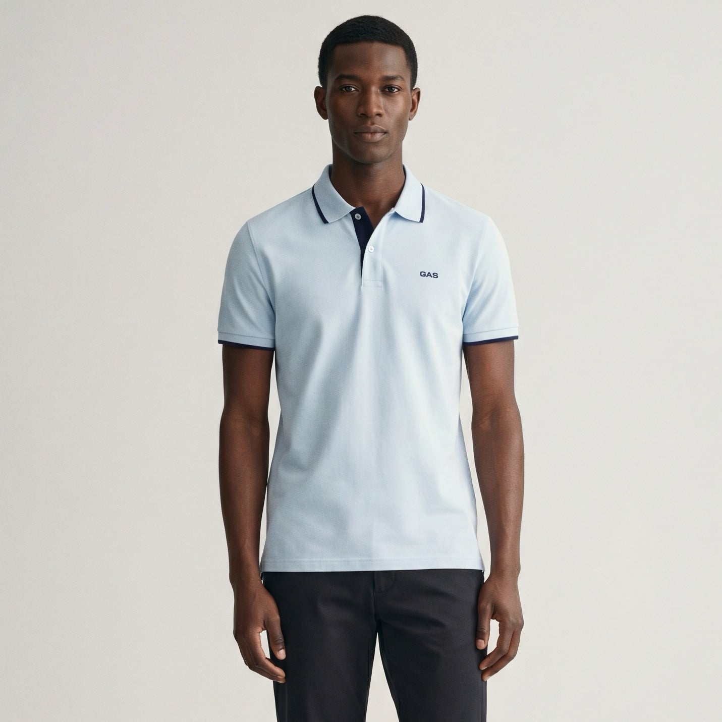 Polo Homem GAS Azul Claro com Detalhes Contrastantes na Gola e Mangas