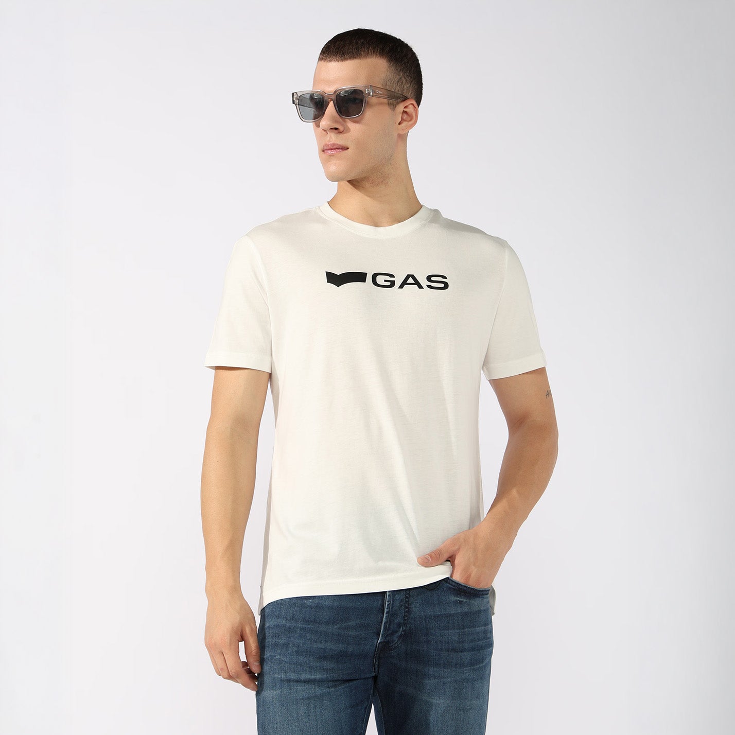 T-shirt Homem GAS Branco com Logo Frontal Minimalista em Algodão
