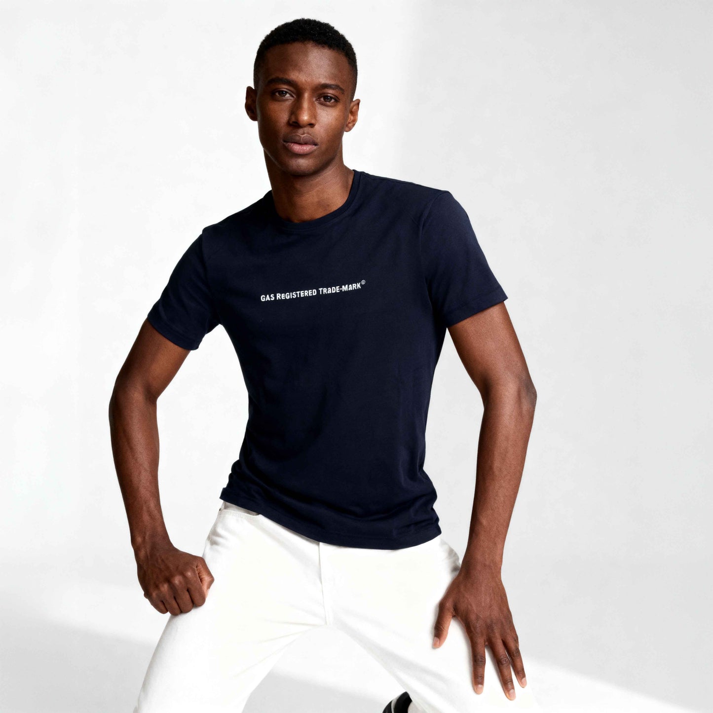 T-shirt Homem GAS Preto Minimalista com Estampa Frontal Discreta em Algodão