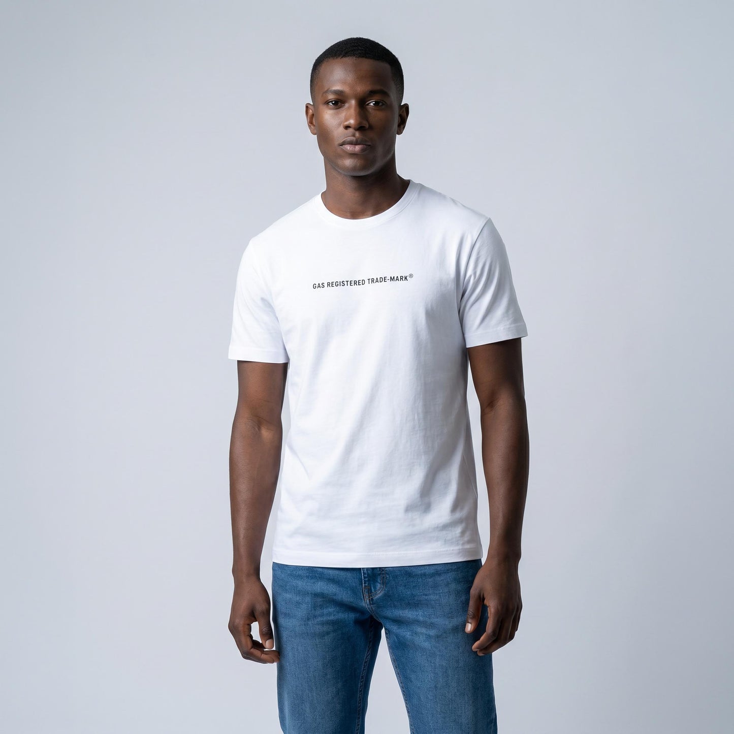T-shirt Homem GAS Branco Minimalista com Estampa Frontal Discreta em Algodão