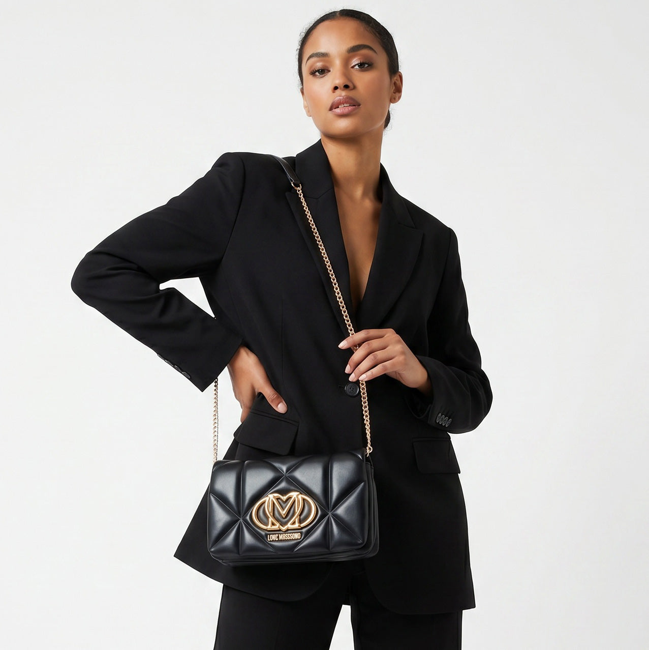 Bolsa Tiracolo Love Moschino Preta Matelassê com Logo Dourado e Alça Corrente Ajustável