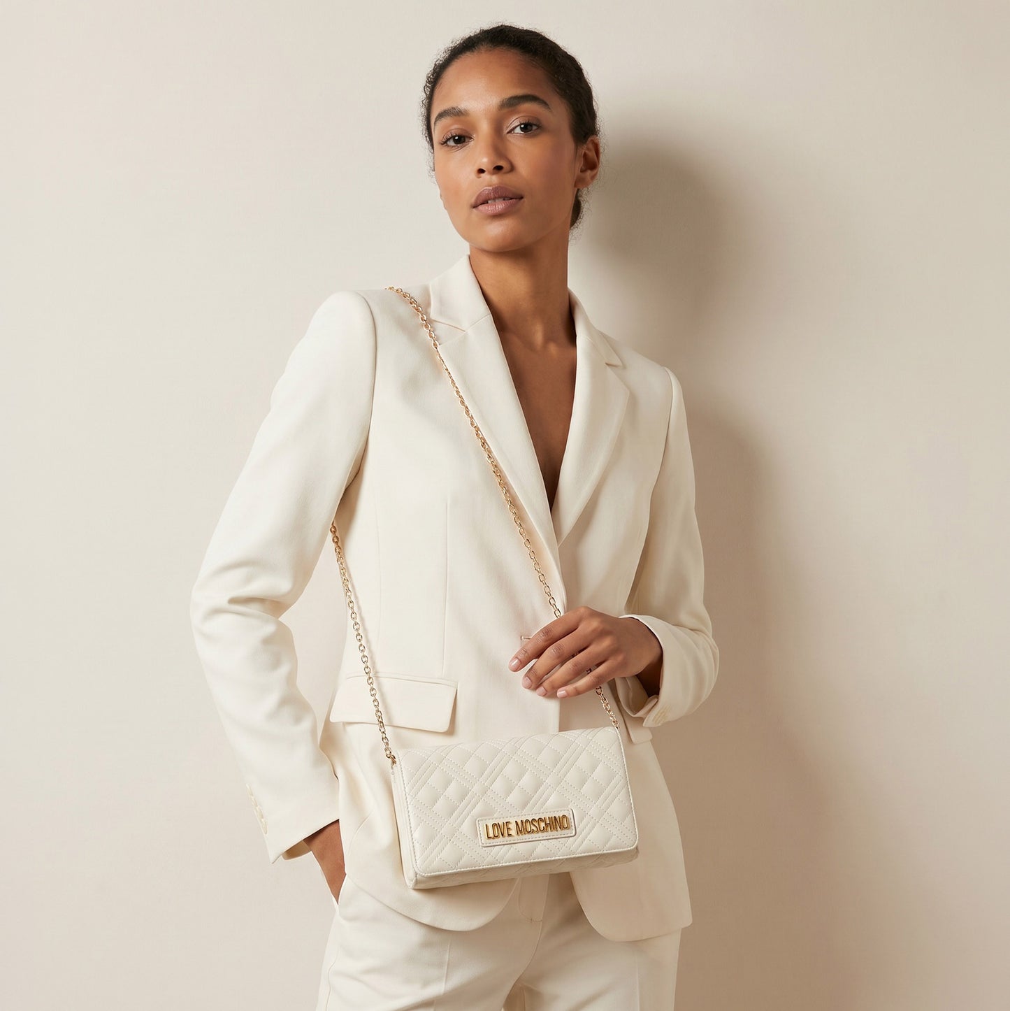 Bolsa Tiracolo Love Moschino Branca Matelassê com Logo Dourado e Alça Corrente