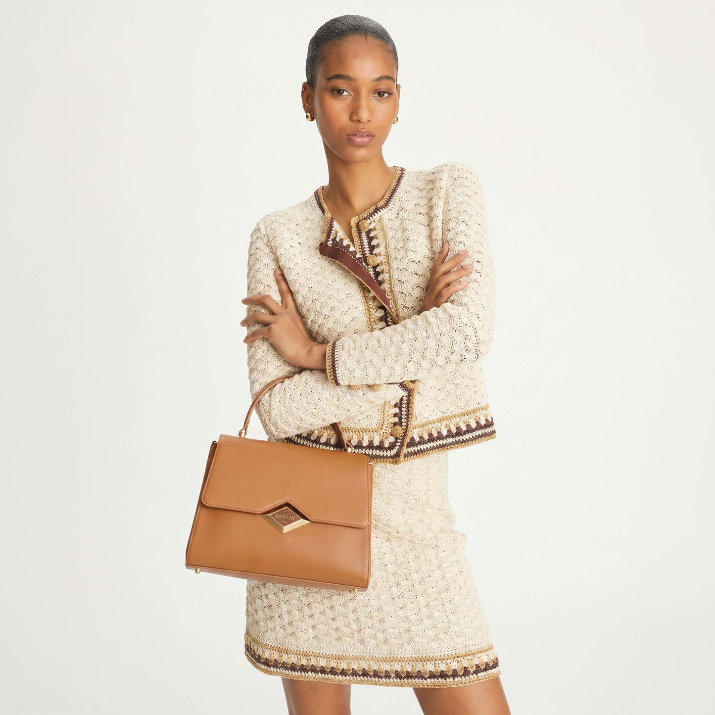 Bolsa Satchel Replay Castanha com Aba Estruturada e Detalhe Metálico
