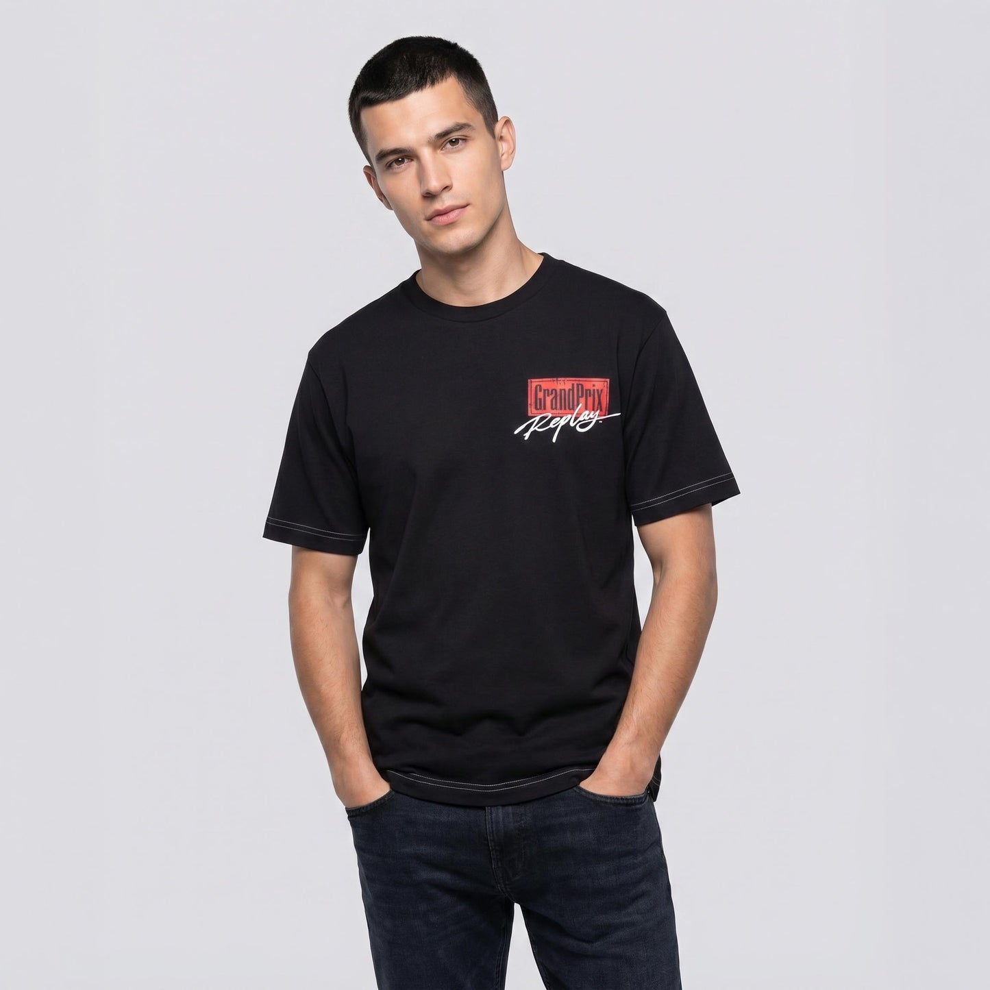 T-shirt Homem Replay Preto com Estampa Frontal Vermelha em Algodão