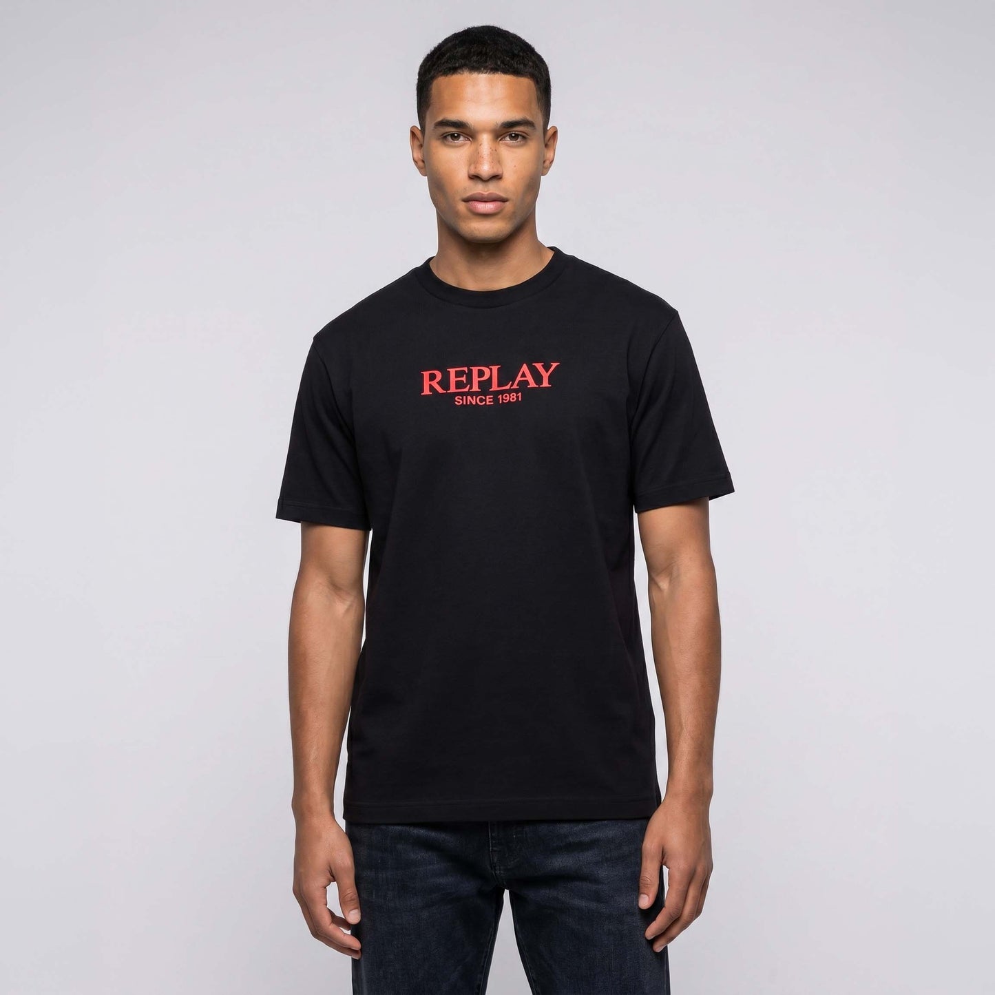 T-shirt Homem Replay Preta com Logo Frontal Minimalista