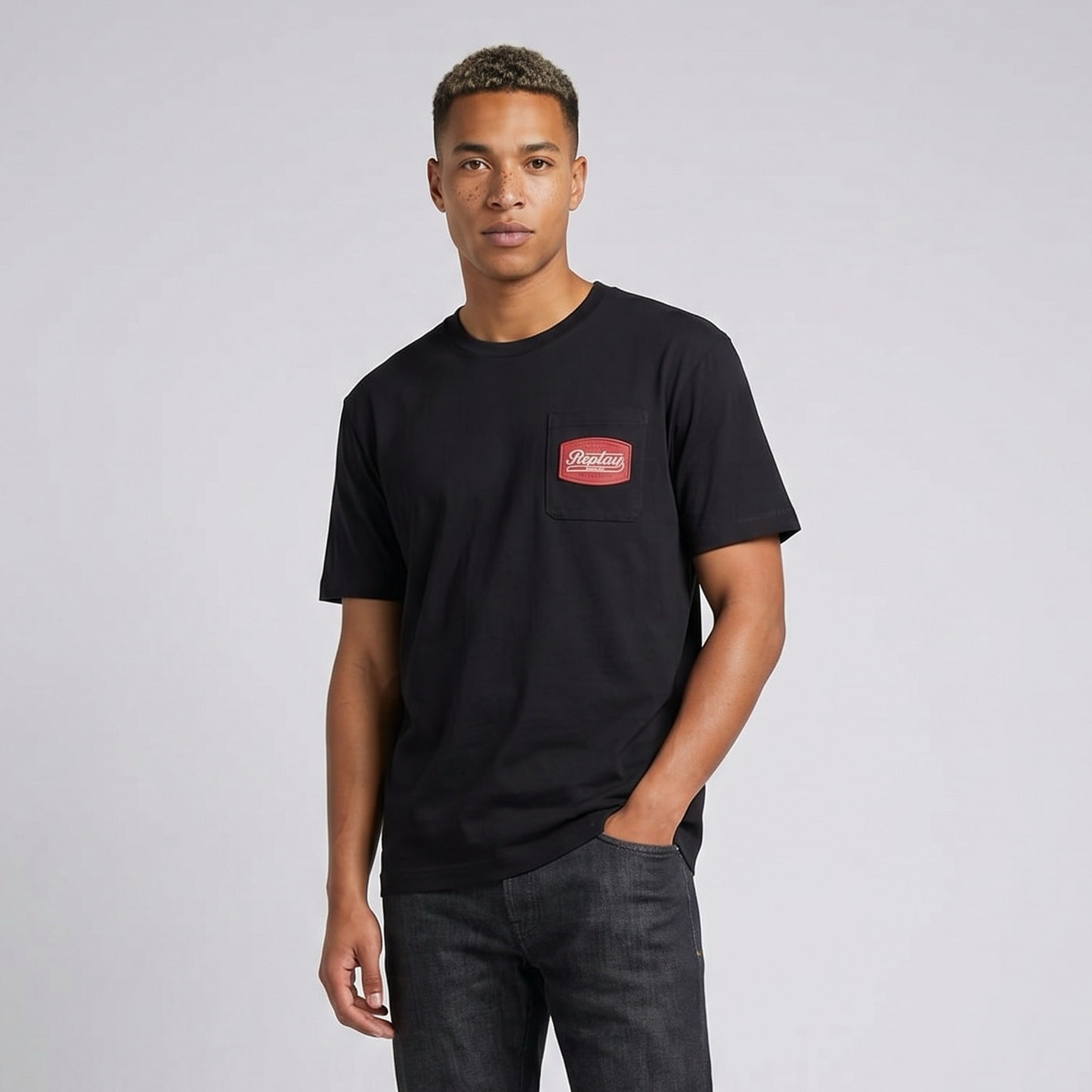 T-shirt Homem Replay Preta com Logo Pequeno no Peito