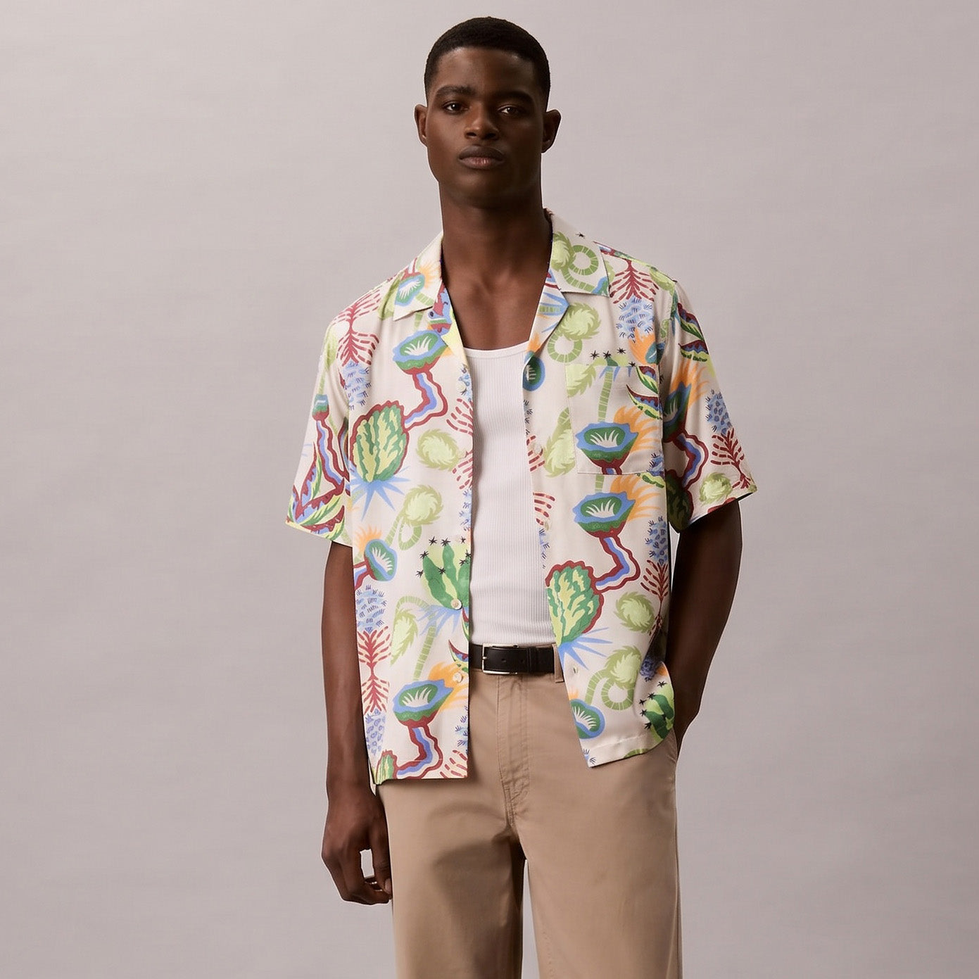 Camisa Homem Scotch & Soda Branca com Estampado Tropical Multicolor e Manga Curta