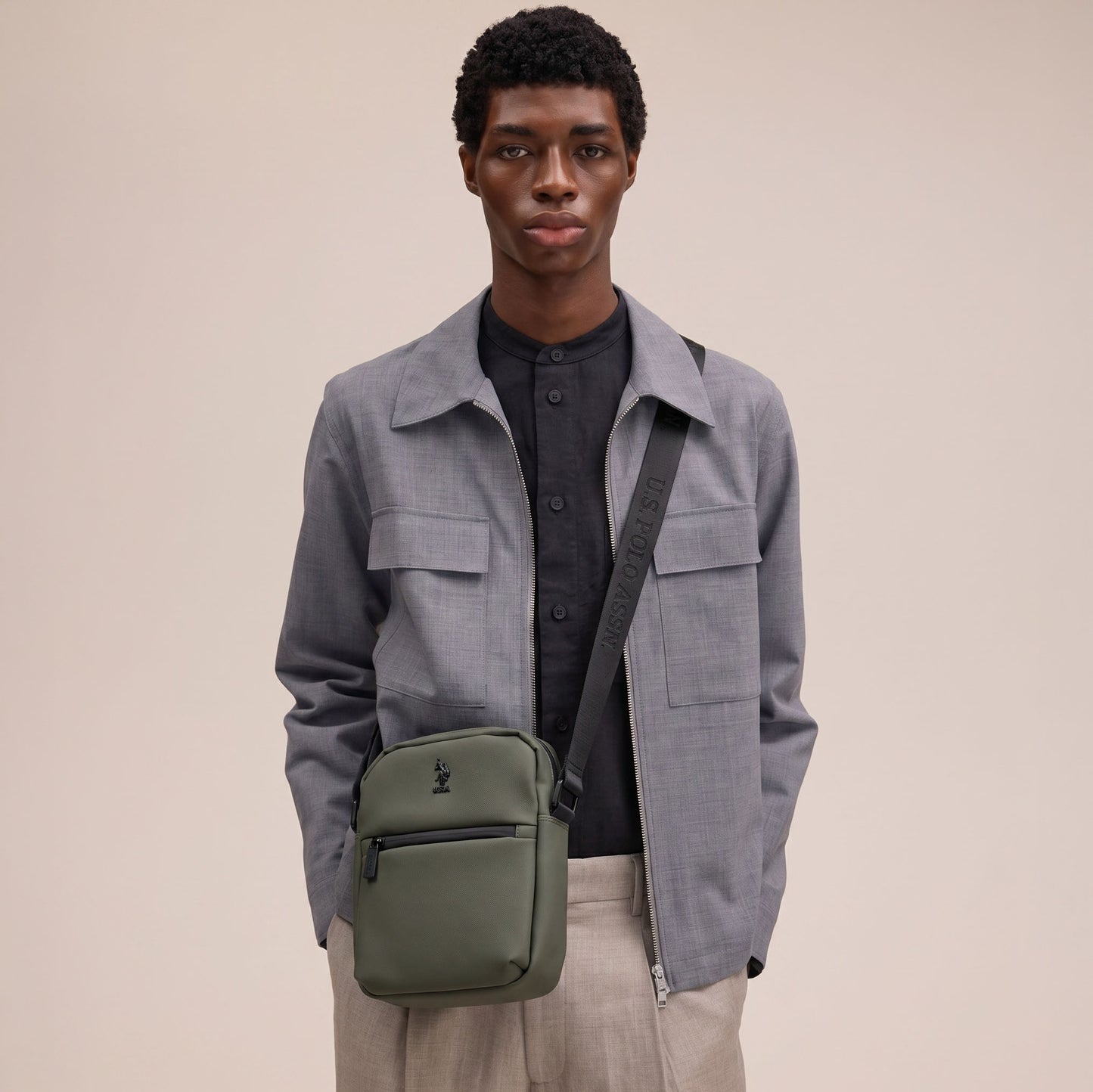 Bolsa Tiracolo Homem U.S. Polo Assn. Verde com Bolso Frontal e Logótipo Contrastante