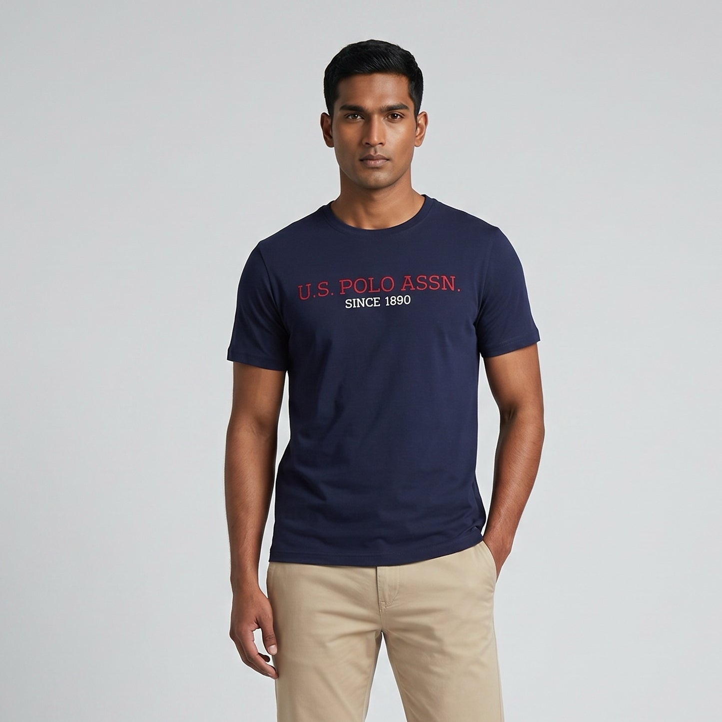 T-shirt Homem US Polo Azul Escuro com Logo Frontal e Texto Gráfico