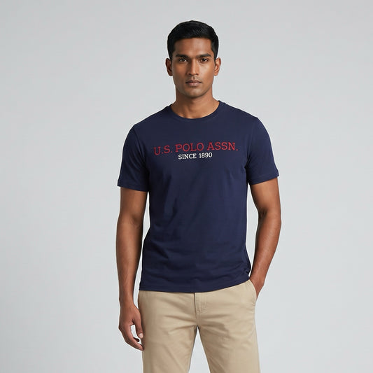 T-shirt Homem US Polo Azul Escuro com Logo Frontal e Texto Gráfico