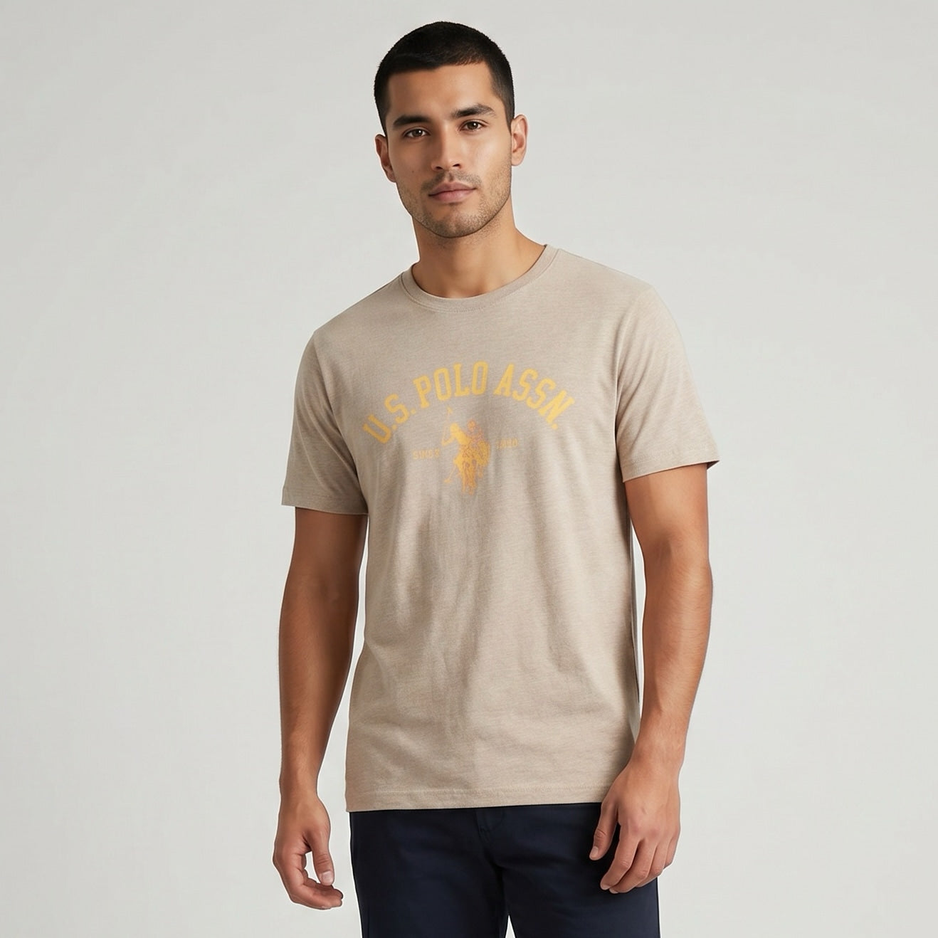 T-shirt Homem US Polo Bege com Logo Frontal em Contraste e Texto Gráfico