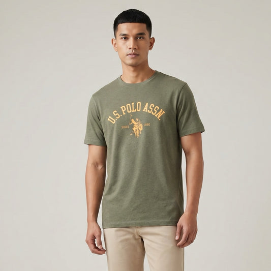 T-shirt Homem US Polo Verde Caqui com Logo Frontal em Contraste e Texto Gráfico