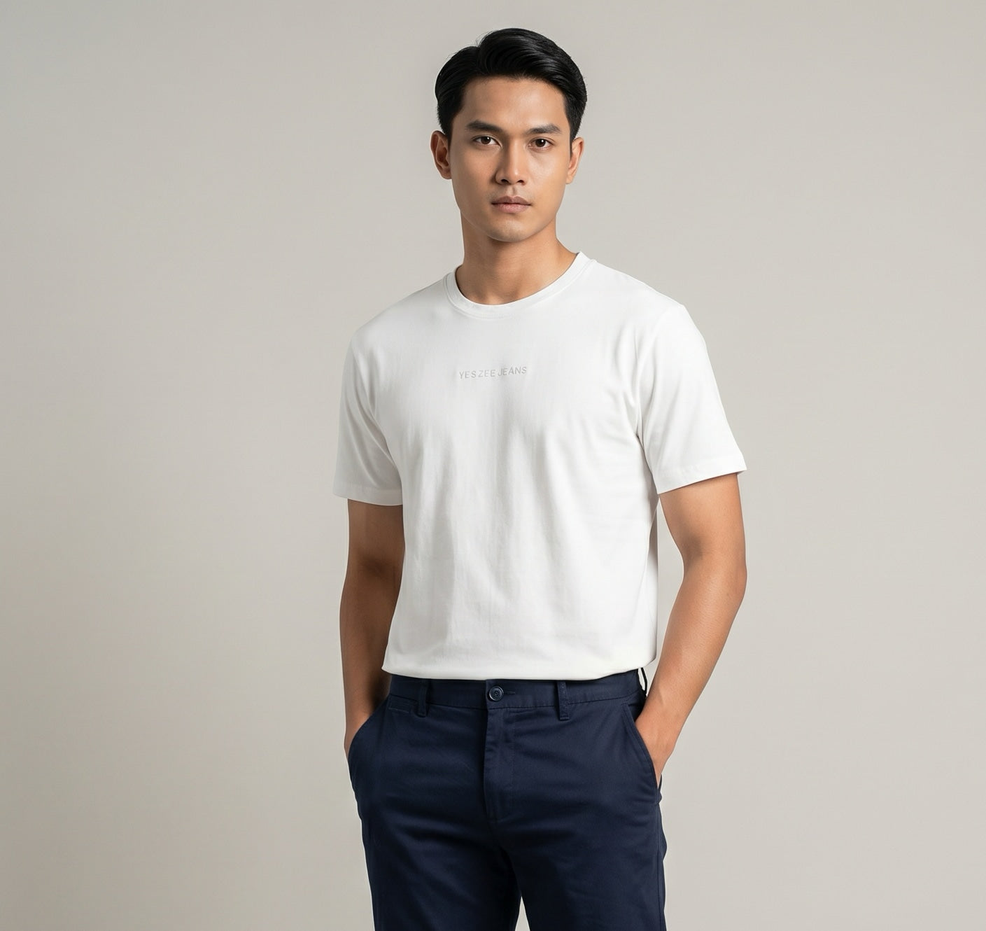 T-shirt Homem Yes Zee Branca Minimalista com Logo Discreto no Peito