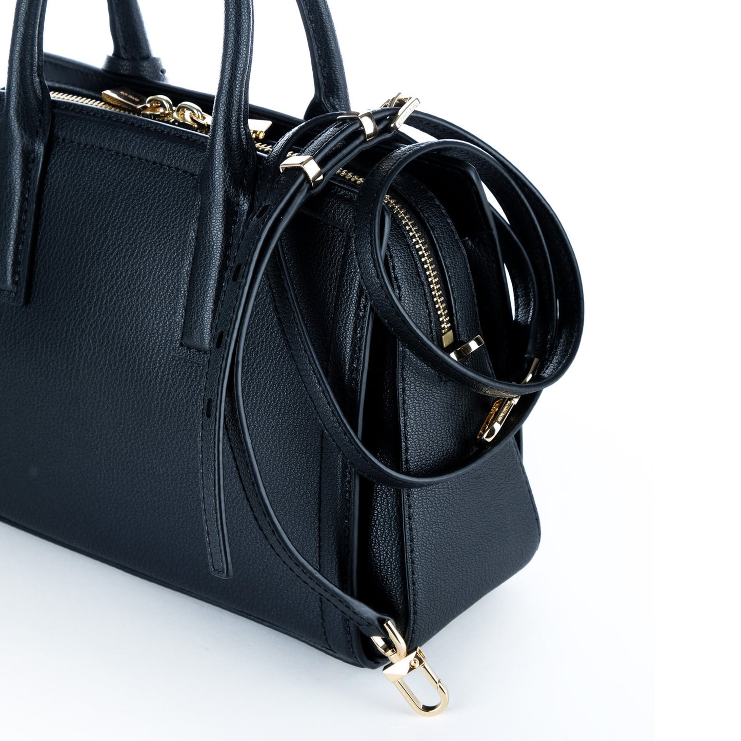 Bolsa Satchel Michael Kors Preta com Pendente MK Dourado