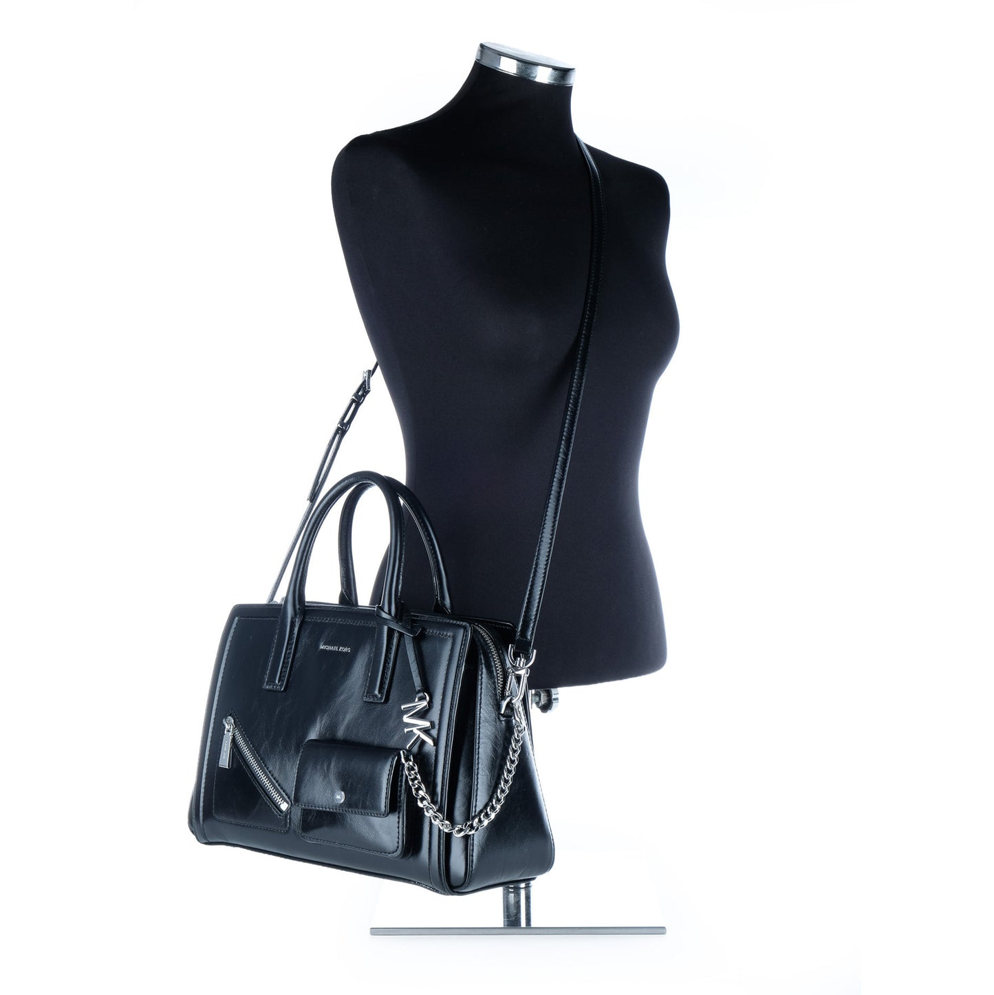 Bolsa Satchel Michael Kors Preta com Bolsos Frontais e Detalhes Metálicos