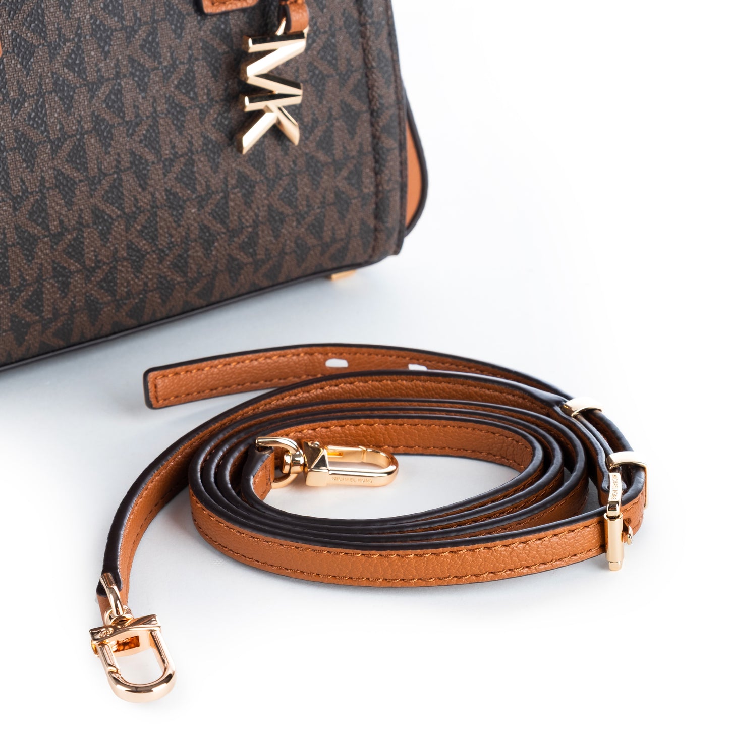 Bolsa Satchel Michael Kors Acorn – Elegante com monograma em couro