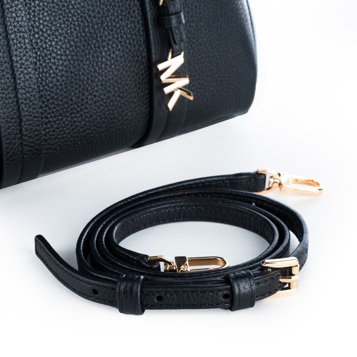 Bolsa Satchel Michael Kors Preta Clássica com Detalhes Dourados