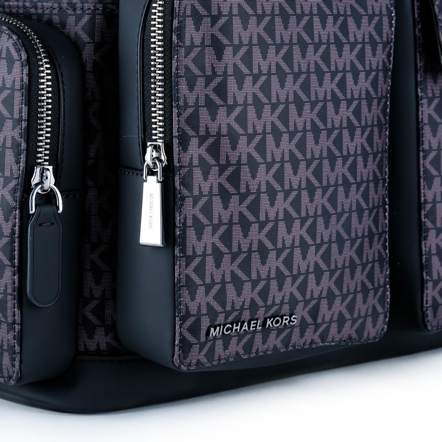 Mochila Unissexo Michael Kors Preta com Monograma MK e Bolsos Frontais