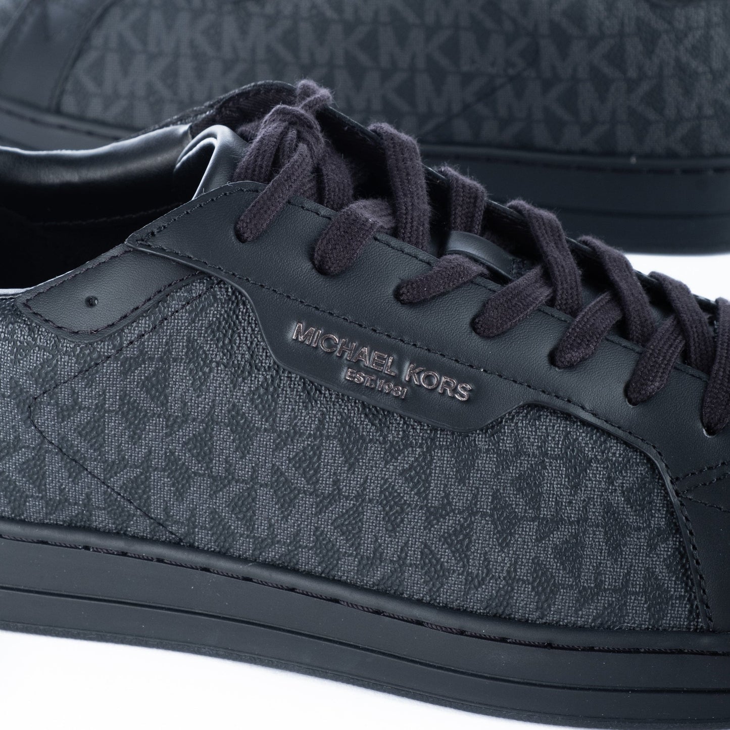 Ténis de Homem Michael Kors com Padrão Monograma Escuro e Detalhes Tonais Refinados