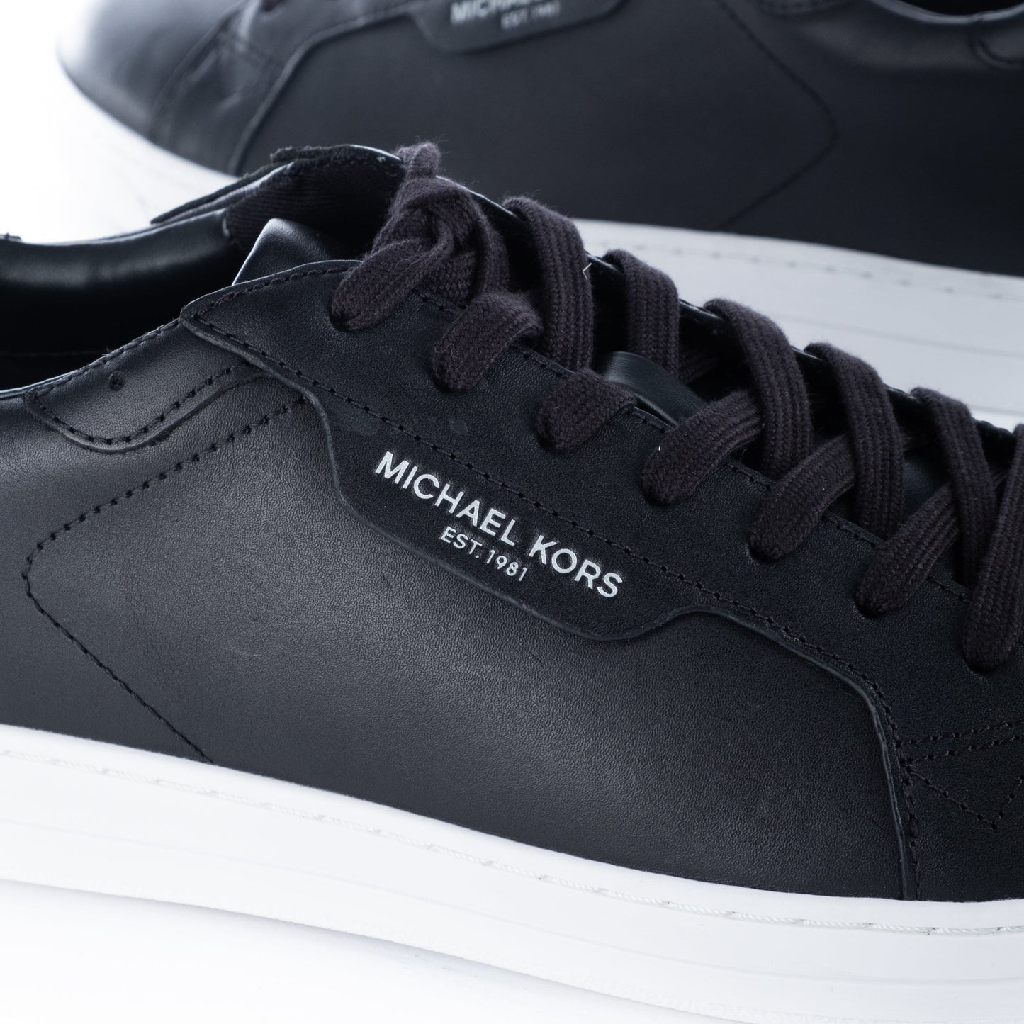 Ténis de Homem Michael Kors Pretos com Sola Branca e Acabamento Liso