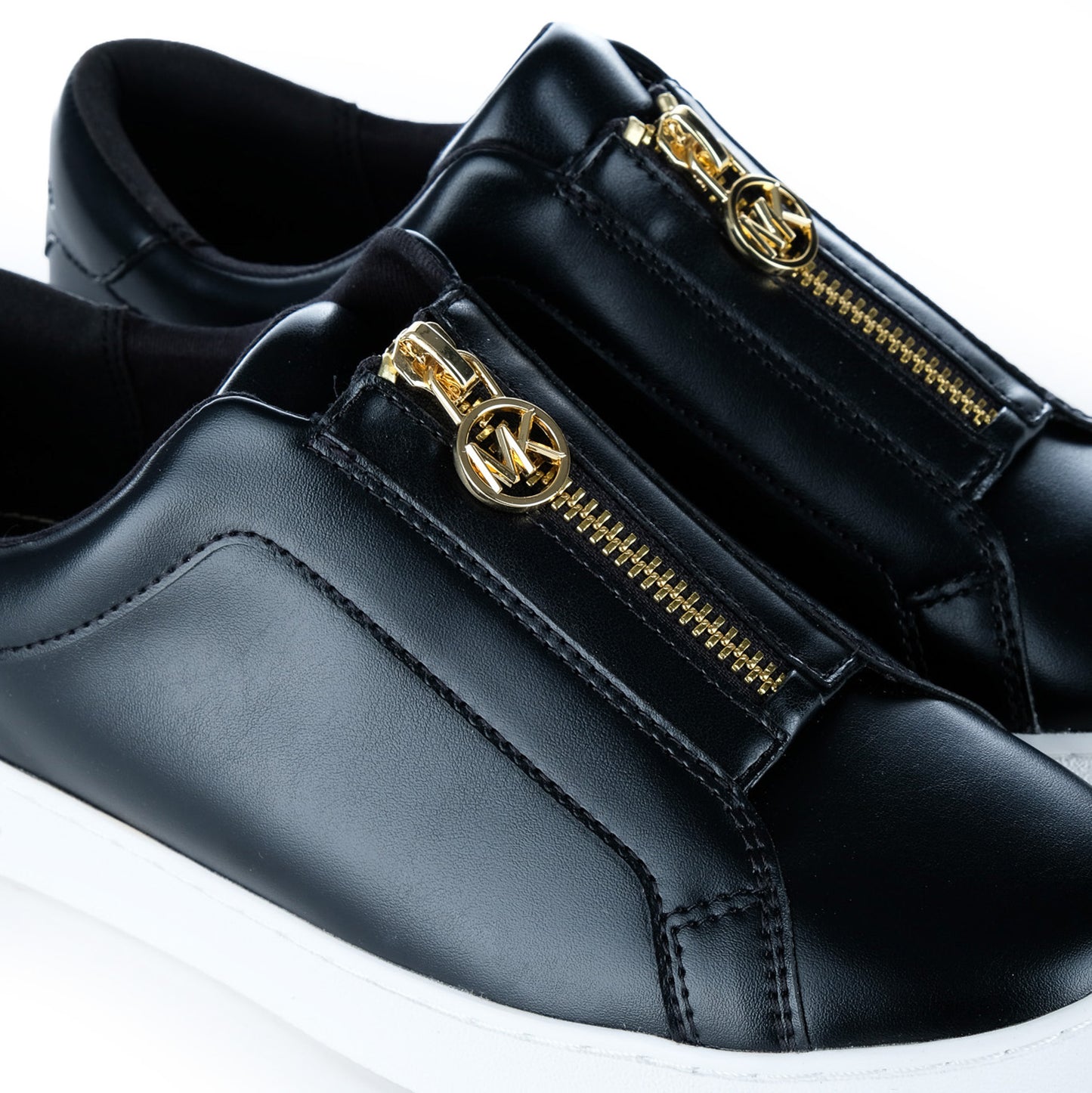 Ténis Mulher Michael Kors Pretos com Fecho Dourado Frontal e Sola Branca