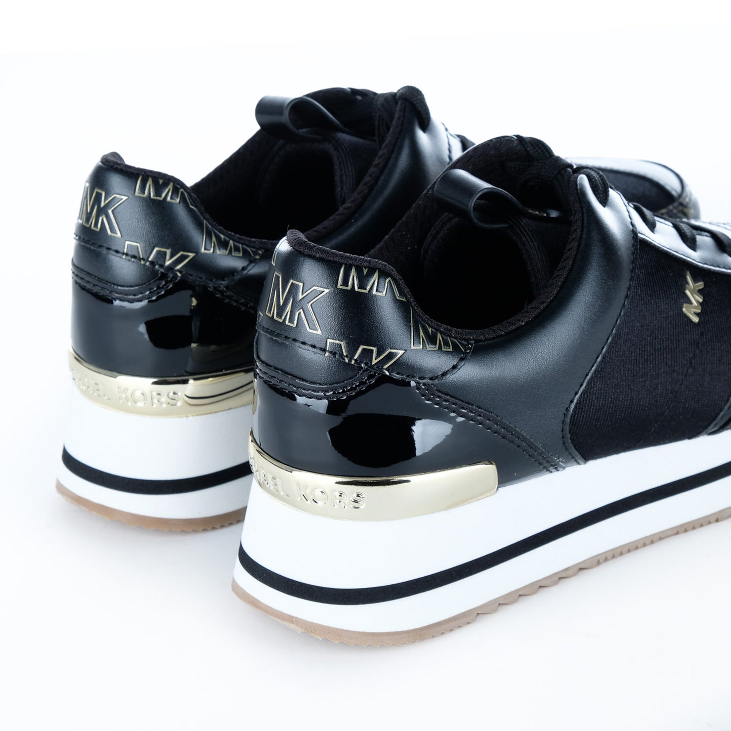 Ténis Mulher Michael Kors Pretos com Monograma MK e Detalhes Dourados