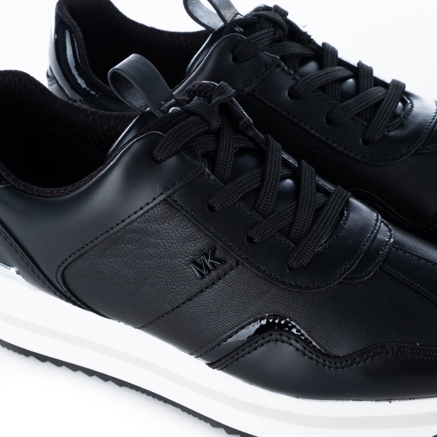 Ténis Mulher Michael Kors Pretos com Design Moderno