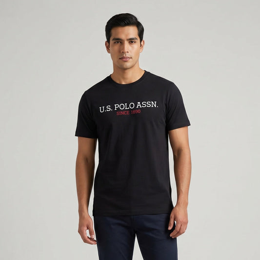 T-shirt Homem US Polo Preto com Logo Frontal e Texto Gráfico