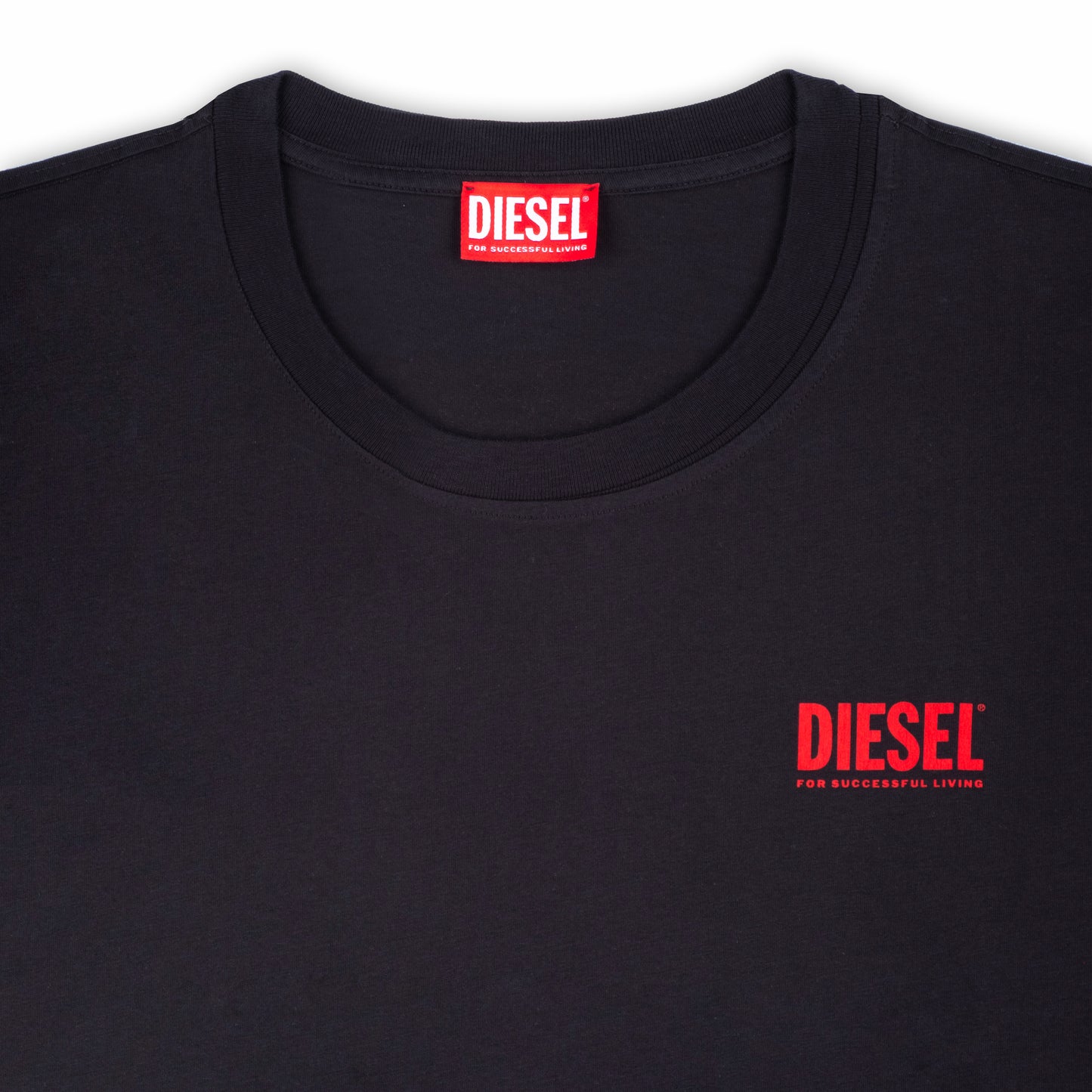 T-Shirt Homem Diesel Preta Minimalista com Logo Vermelho no Peito