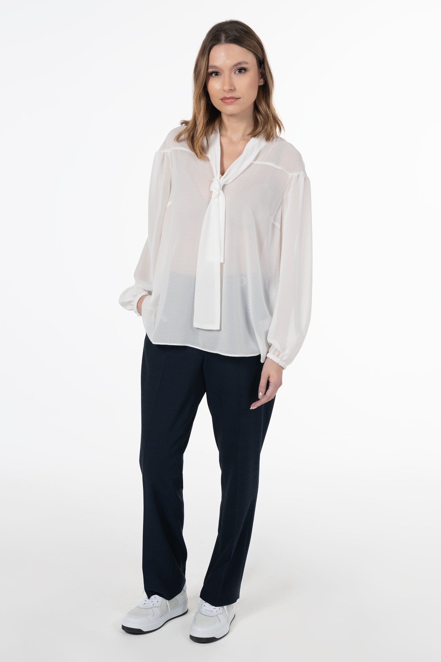 Blusa Branca de Mulher ANA SOUSA com Laço no Decote