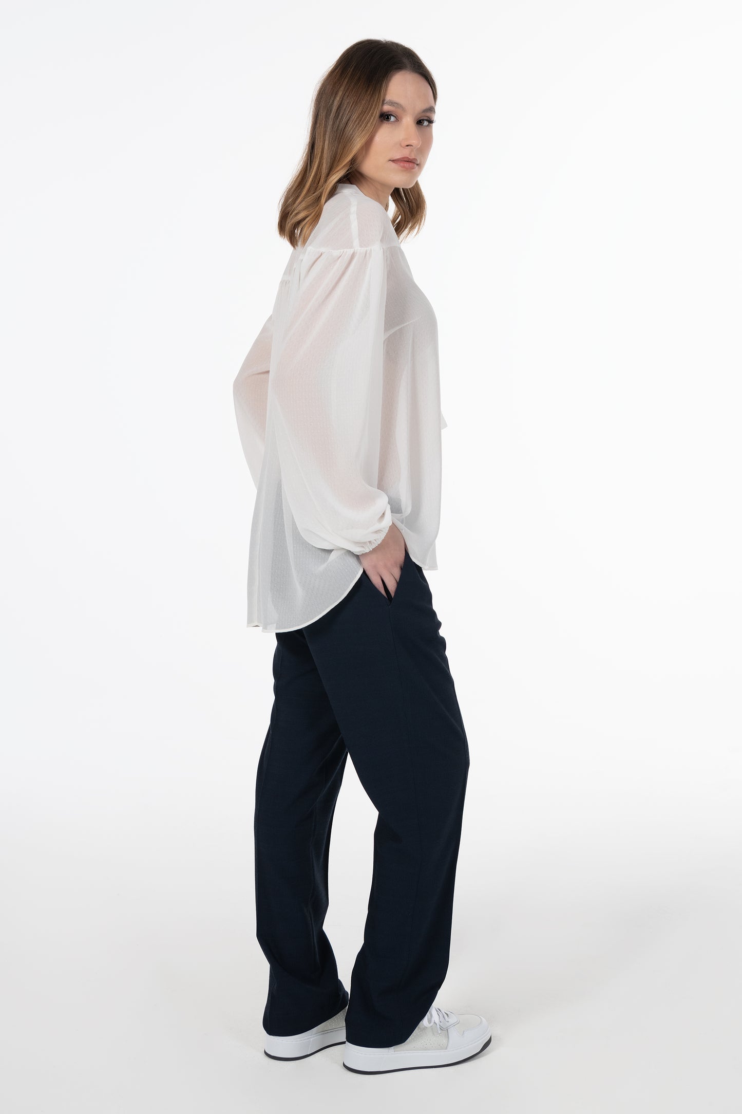 Blusa Branca de Mulher ANA SOUSA com Laço no Decote