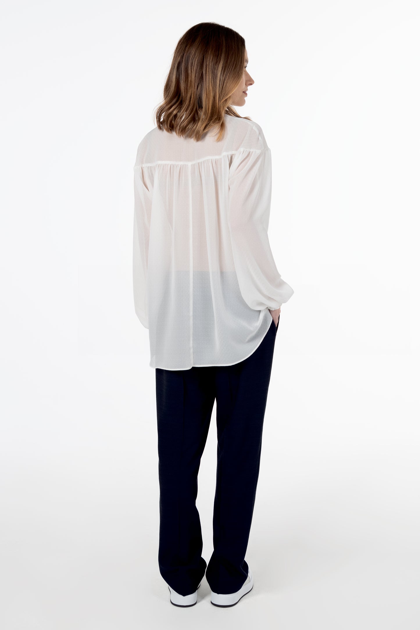 Blusa Branca de Mulher ANA SOUSA com Laço no Decote