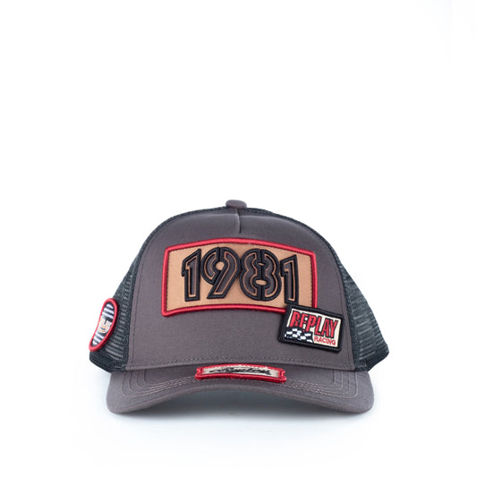 Boné Homem Replay Cinza com Patch Frontal e Ajuste Traseiro