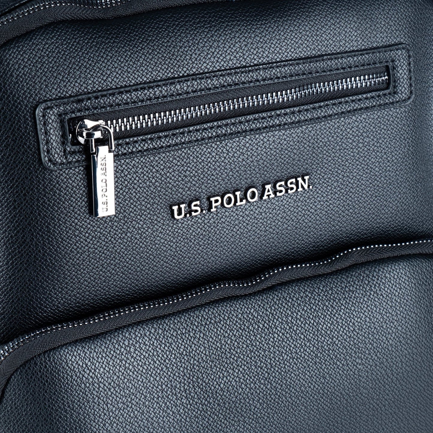 Mochila Unisexo US Polo Preta com Bolso Frontal e Logótipo Metálico