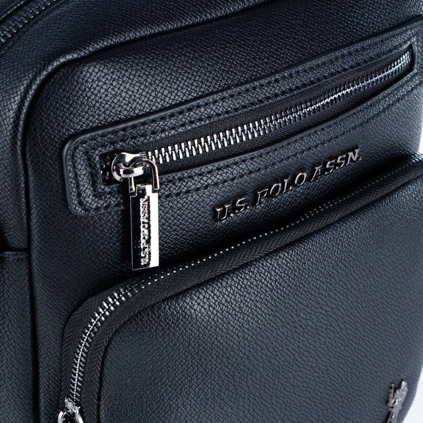 Bolsa Tiracolo de Homem US Polo Preta com Bolsos Frontais e Logótipo Metálico